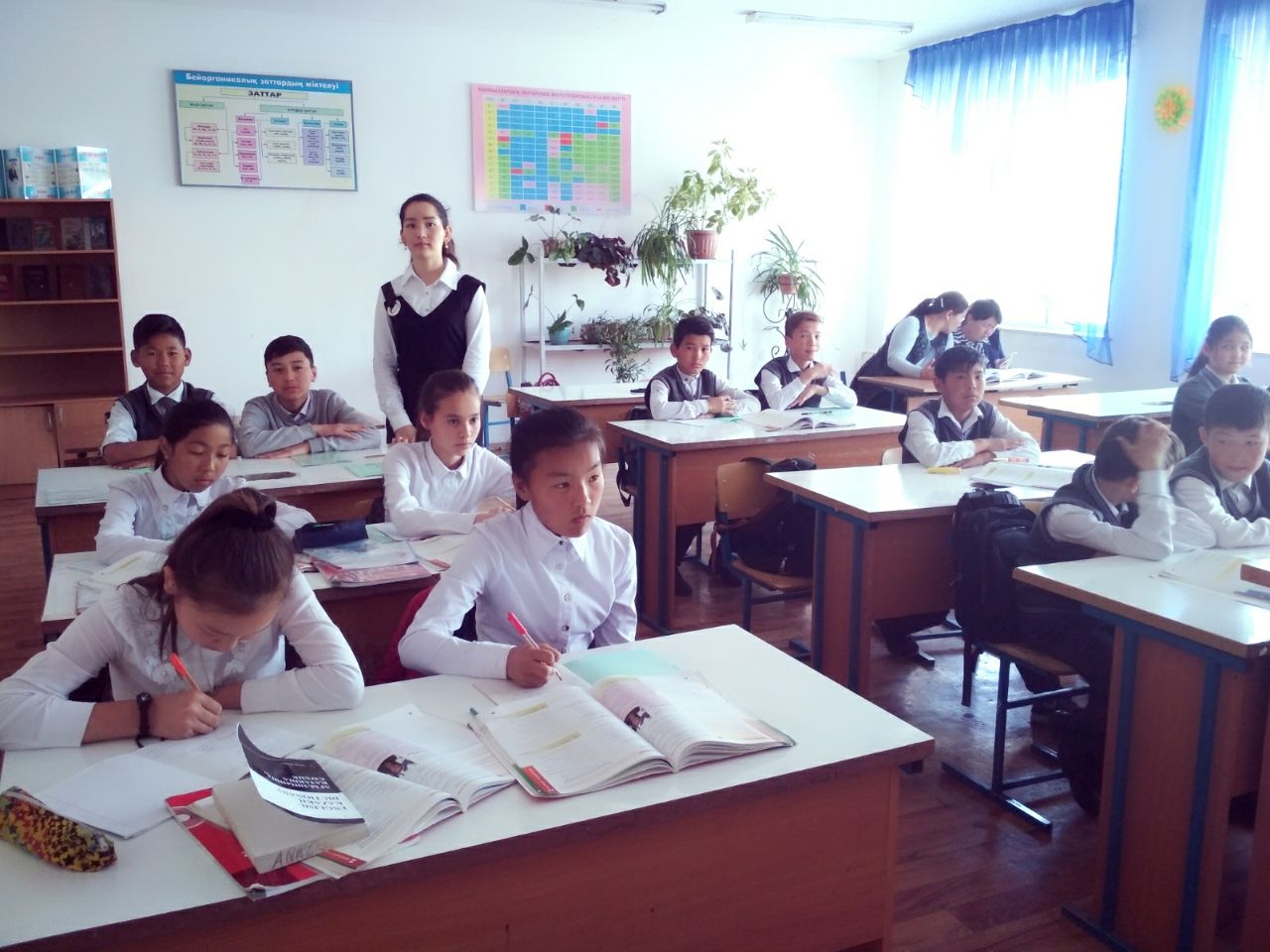 №102 жалпы орта мектебінде БГ(п)-114 тобының студенті Кузембай А. өндірістік іс-тәжірибеден өту барысында Image