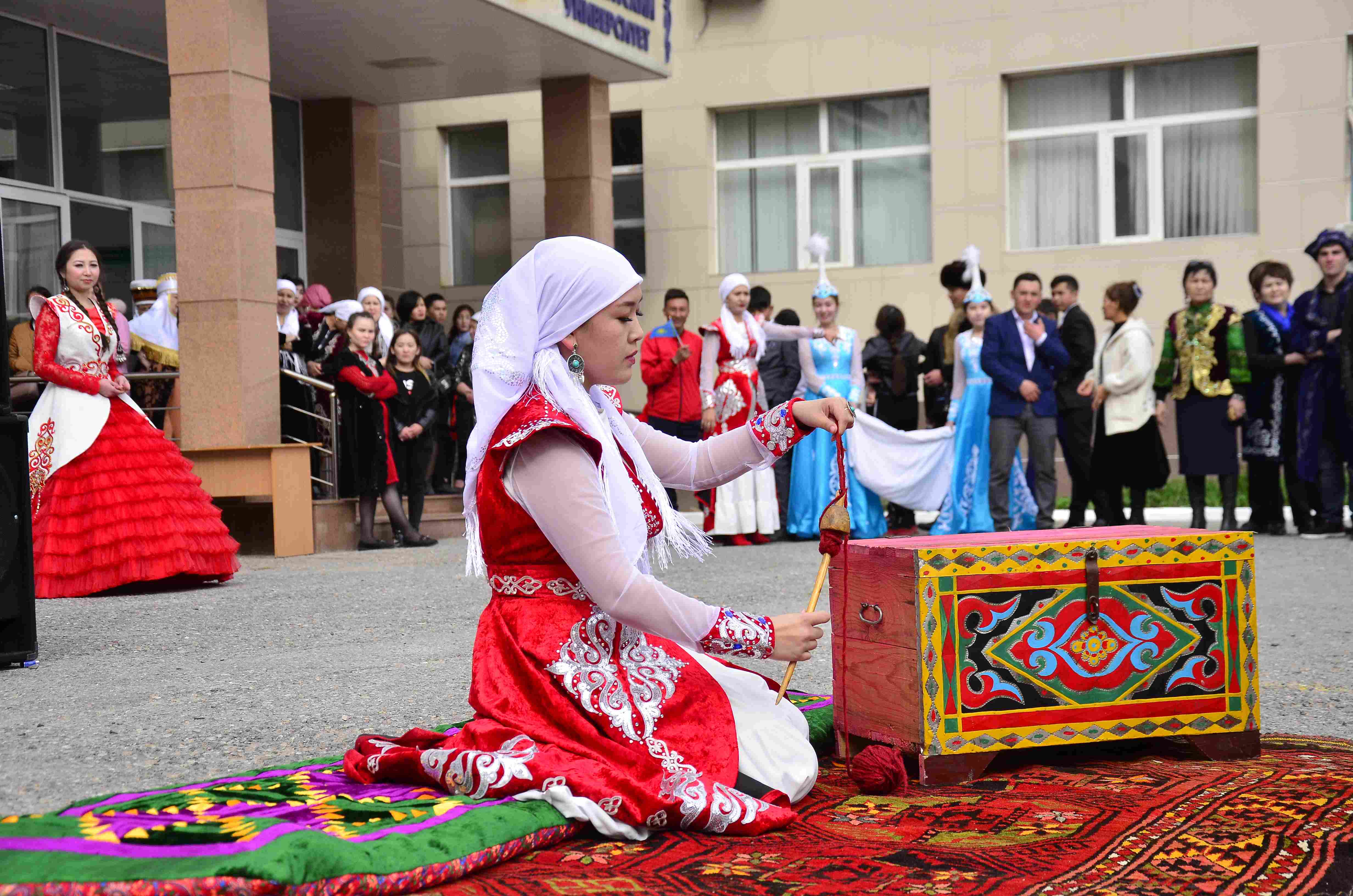 Праздник навруз в казахстане. Празднование Наурыза. Наурыз в Казахстане. Фестиваль Наурыз в Казахстане.